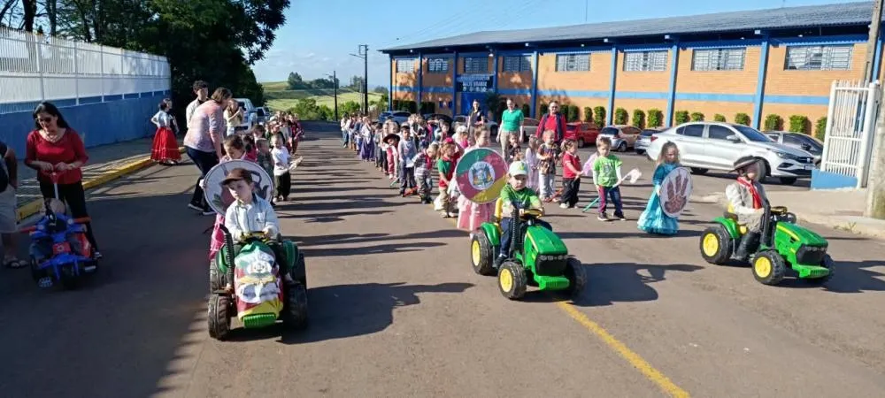 Momento de Integração Farroupilha reúne escolas municipais de Derrubadas