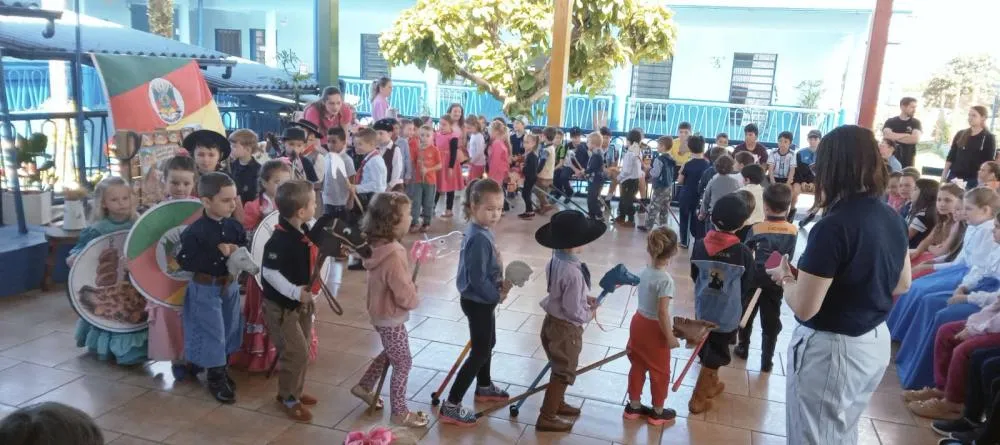 Momento de Integração Farroupilha reúne escolas municipais de Derrubadas