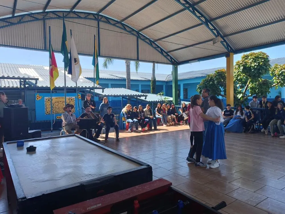Momento de Integração Farroupilha reúne escolas municipais de Derrubadas