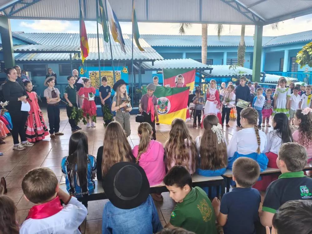 Momento de Integração Farroupilha reúne escolas municipais de Derrubadas