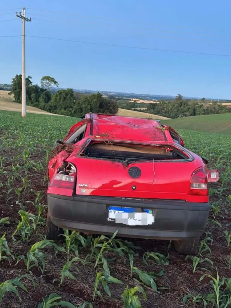 Acidente deixa jovem ferida após veículo capotar na ERS-330