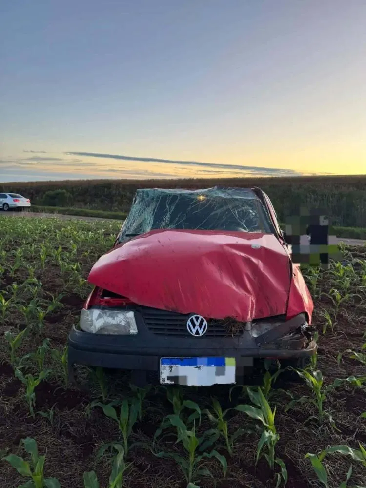 Acidente deixa jovem ferida após veículo capotar na ERS-330