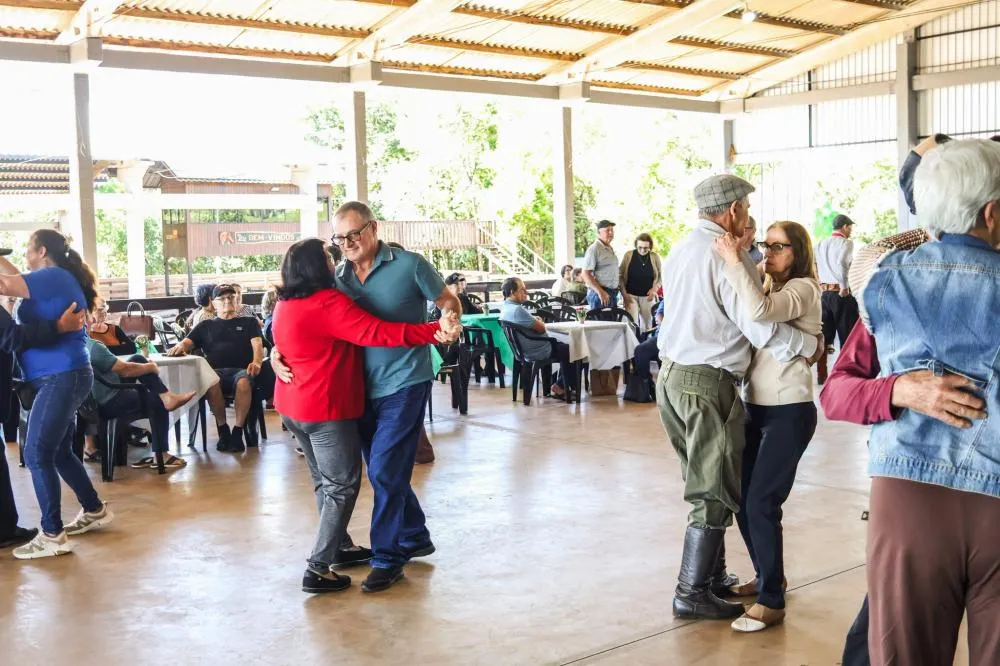 Derrubadas reúne idosos em tarde de confraternização no Bosque Municipal