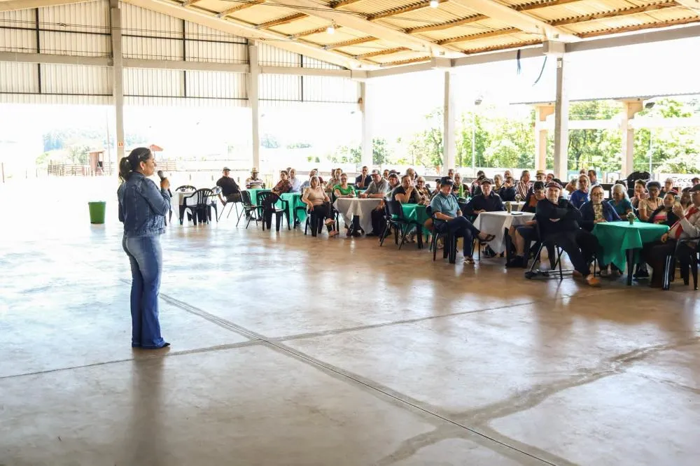 Derrubadas reúne idosos em tarde de confraternização no Bosque Municipal