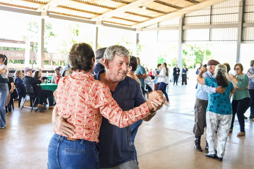 Derrubadas reúne idosos em tarde de confraternização no Bosque Municipal