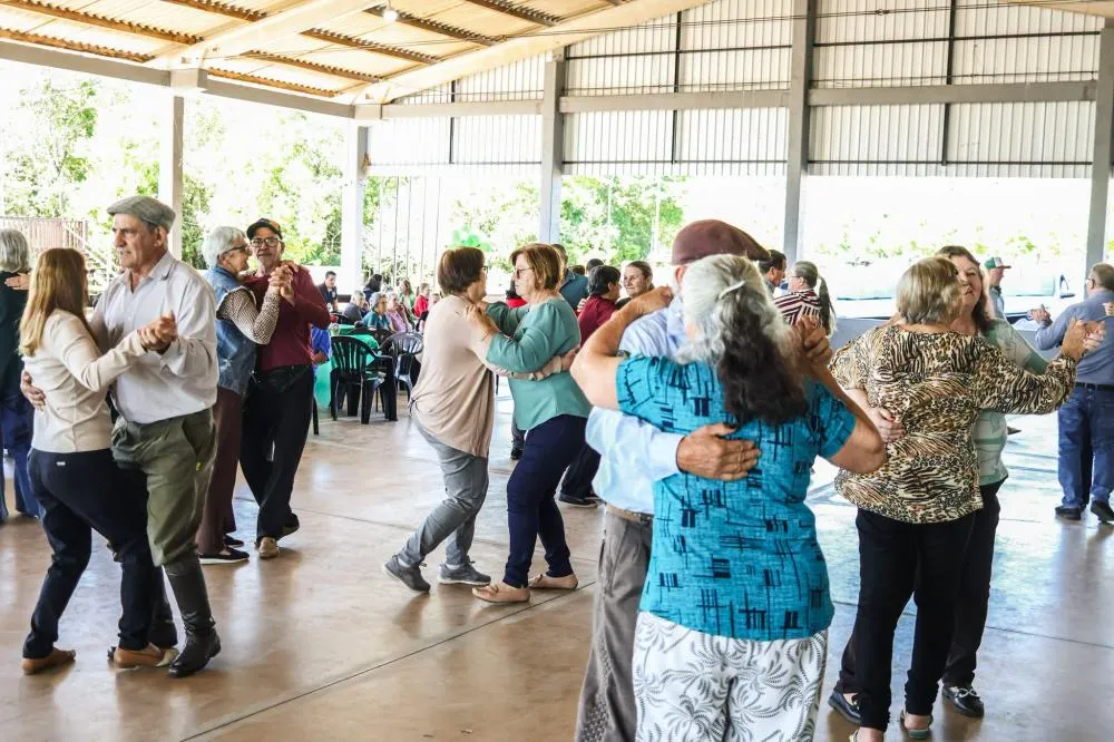 Derrubadas reúne idosos em tarde de confraternização no Bosque Municipal
