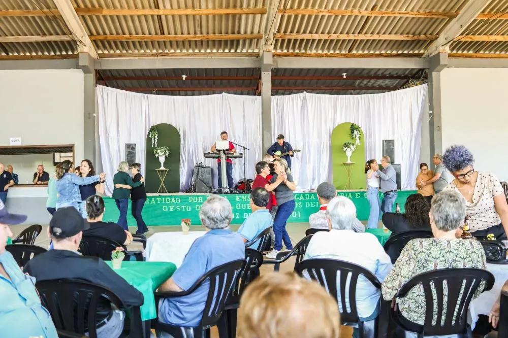 Derrubadas reúne idosos em tarde de confraternização no Bosque Municipal