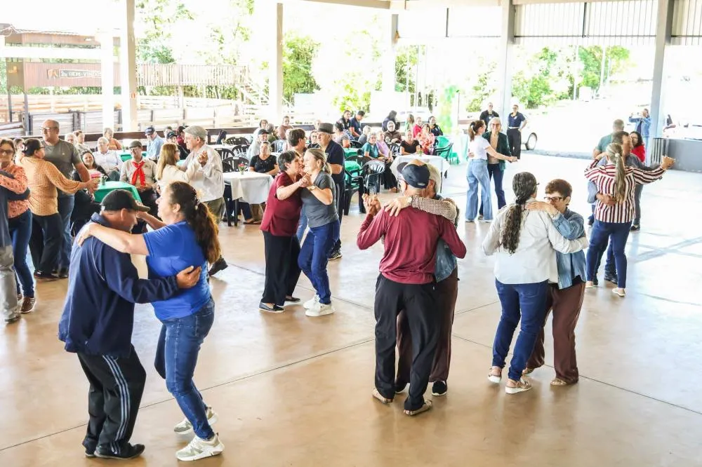 Derrubadas reúne idosos em tarde de confraternização no Bosque Municipal