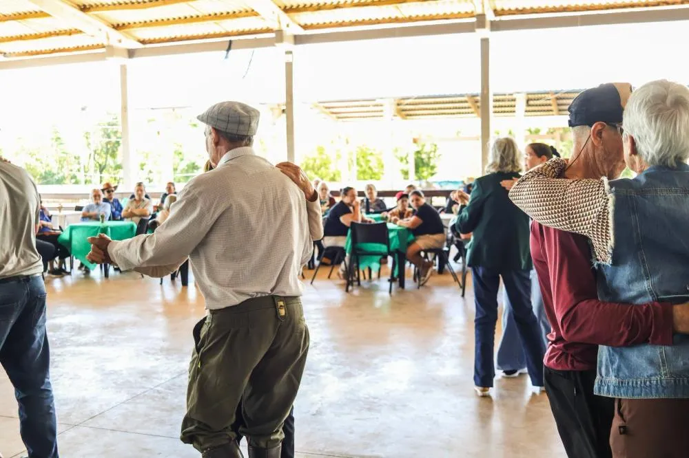 Derrubadas reúne idosos em tarde de confraternização no Bosque Municipal
