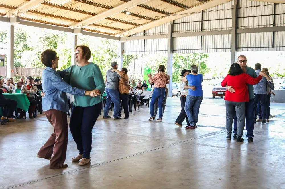 Derrubadas reúne idosos em tarde de confraternização no Bosque Municipal