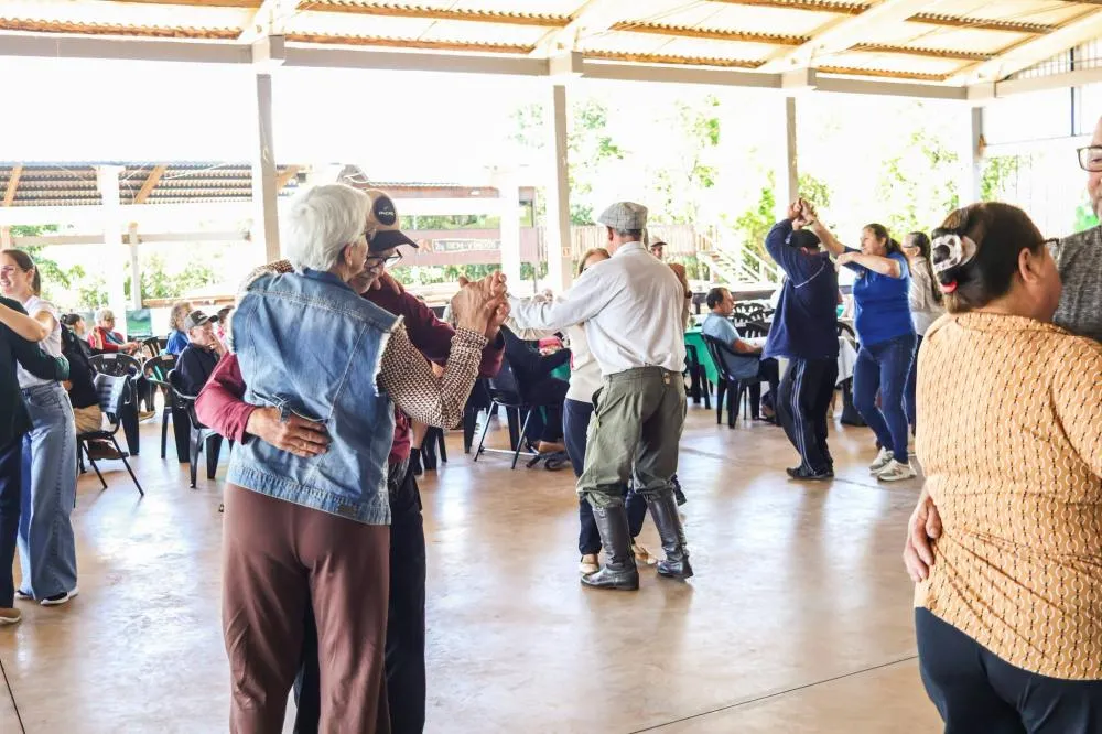 Derrubadas reúne idosos em tarde de confraternização no Bosque Municipal