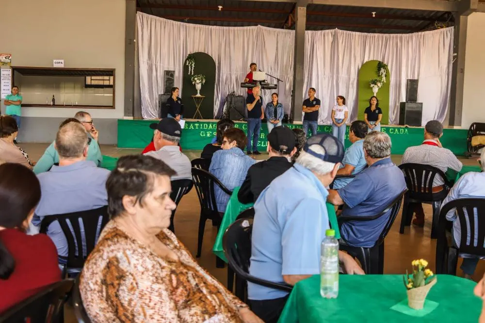 Derrubadas reúne idosos em tarde de confraternização no Bosque Municipal