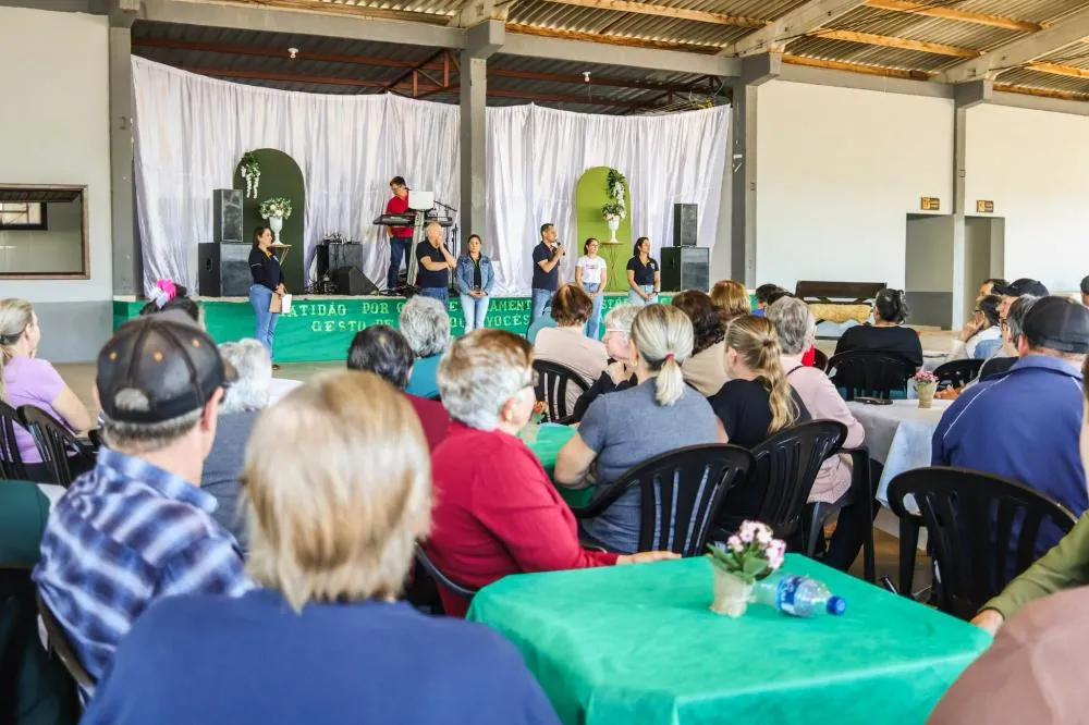 Derrubadas reúne idosos em tarde de confraternização no Bosque Municipal