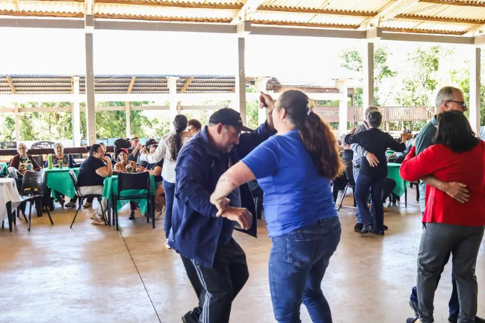 Derrubadas reúne idosos em tarde de confraternização no Bosque Municipal