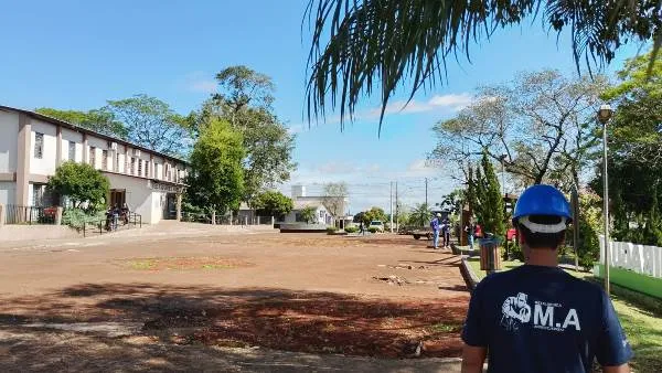 Miraguaí inicia construção da futura Rua Coberta na Praça Germano Eisi Pit