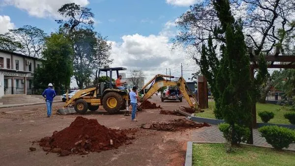 Miraguaí inicia construção da futura Rua Coberta na Praça Germano Eisi Pit
