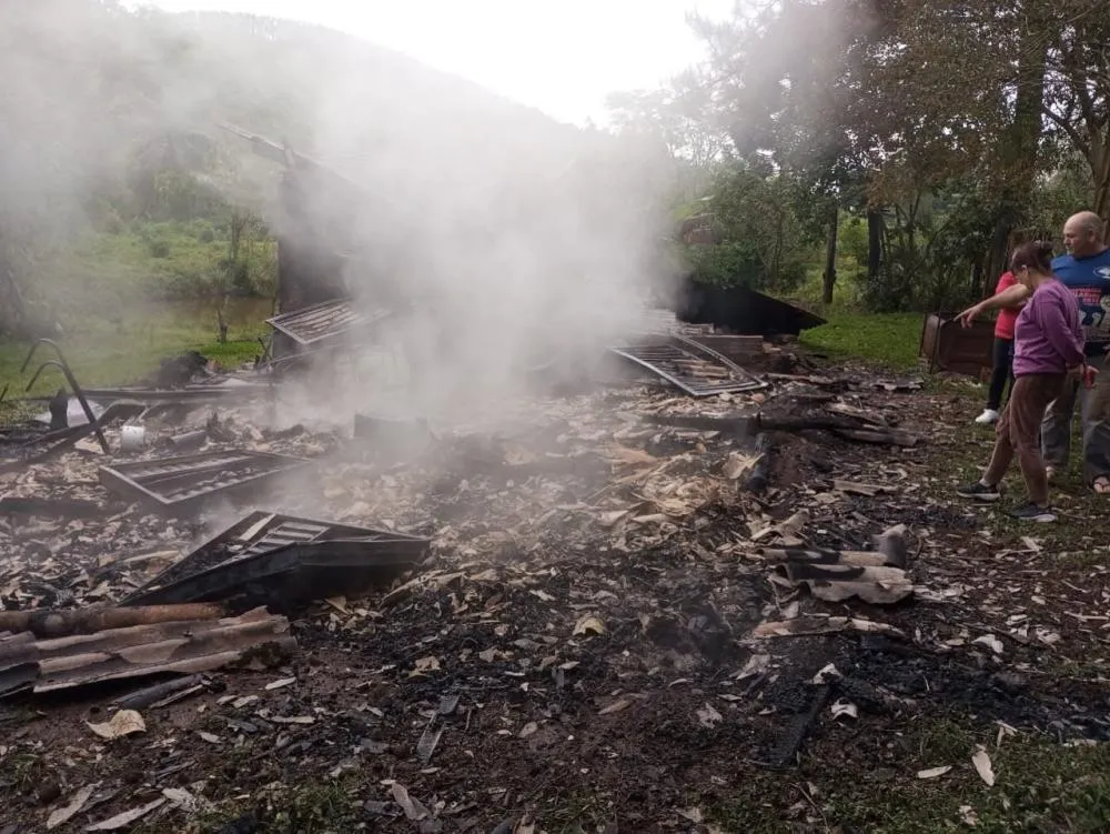 Incêndio destrói residência na localidade de Lajeado Graxa, em Miraguaí