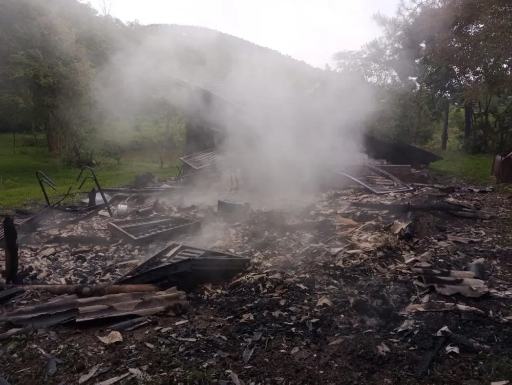 Incêndio destrói residência na localidade de Lajeado Graxa, em Miraguaí