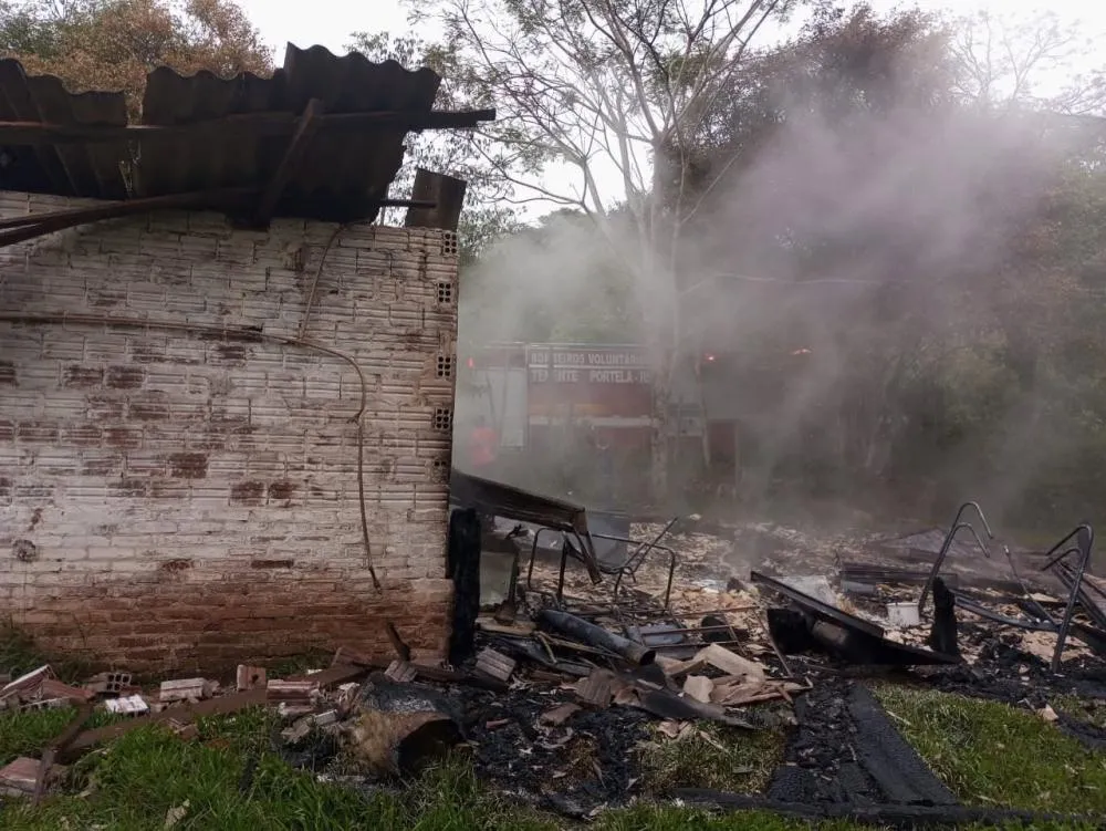 Incêndio destrói residência na localidade de Lajeado Graxa, em Miraguaí