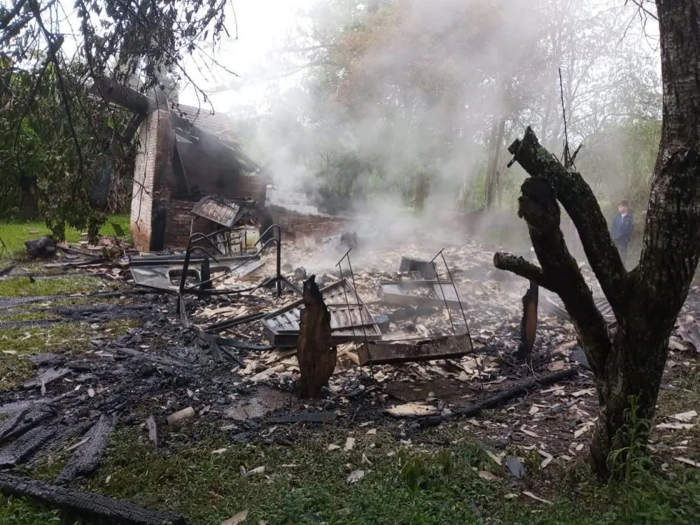 Incêndio destrói residência na localidade de Lajeado Graxa, em Miraguaí