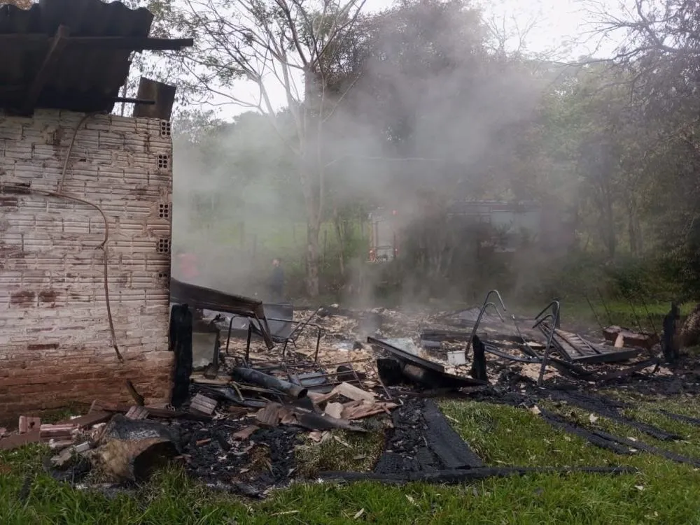 Incêndio destrói residência na localidade de Lajeado Graxa, em Miraguaí