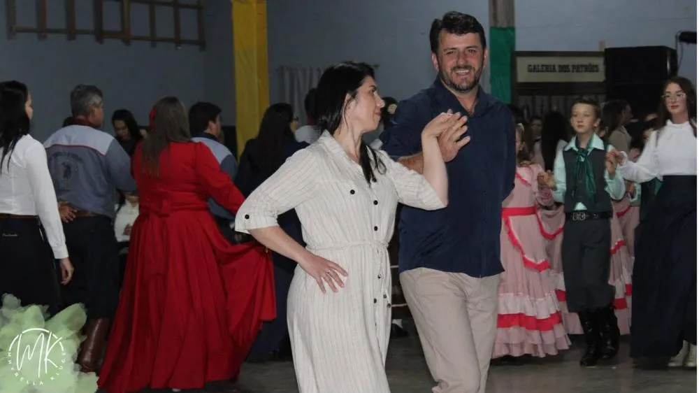 CTG Querência Gaúcha homenageia ex-patrões em fandango
