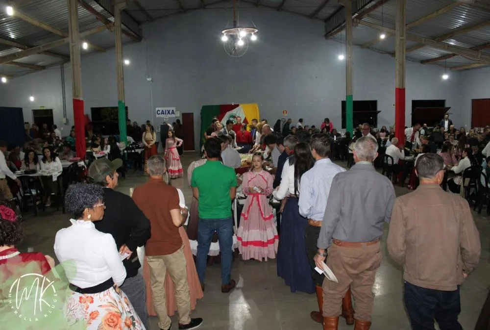 CTG Querência Gaúcha homenageia ex-patrões em fandango