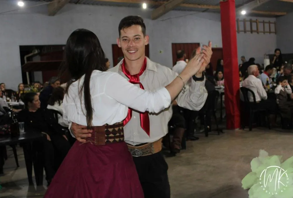 CTG Querência Gaúcha homenageia ex-patrões em fandango