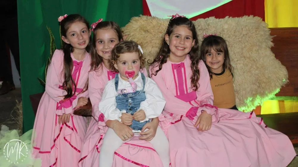 CTG Querência Gaúcha homenageia ex-patrões em fandango