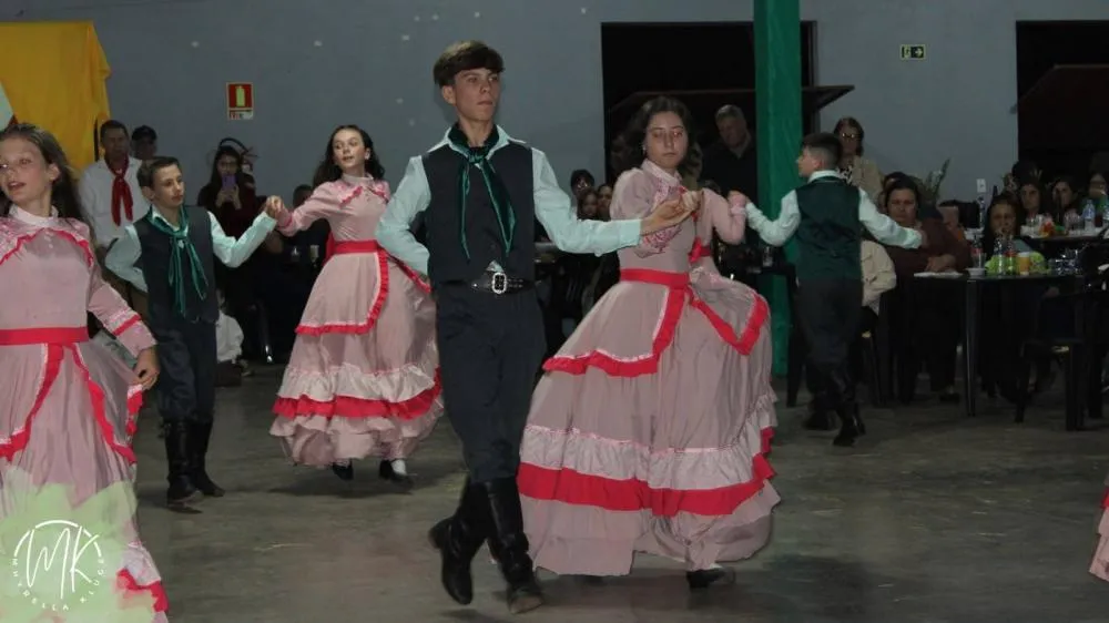 CTG Querência Gaúcha homenageia ex-patrões em fandango