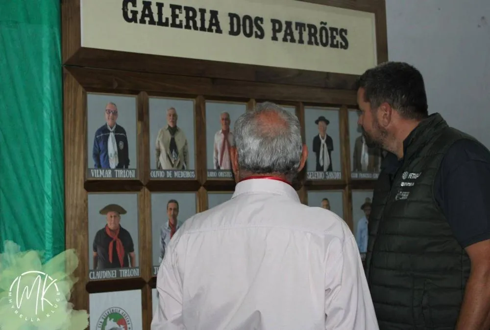 CTG Querência Gaúcha homenageia ex-patrões em fandango