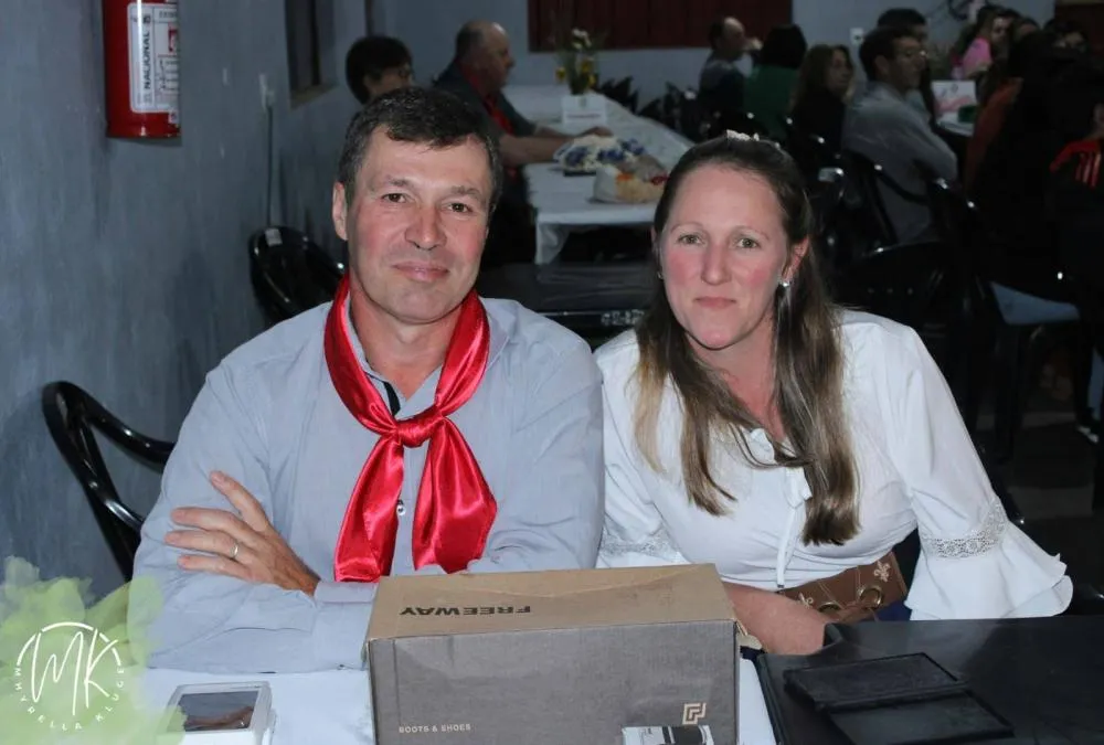CTG Querência Gaúcha homenageia ex-patrões em fandango