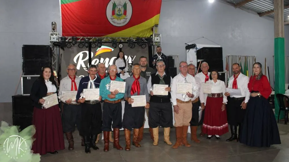 CTG Querência Gaúcha homenageia ex-patrões em fandango