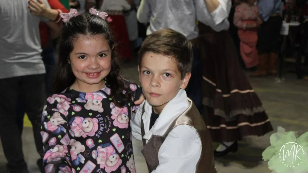 CTG Querência Gaúcha homenageia ex-patrões em fandango