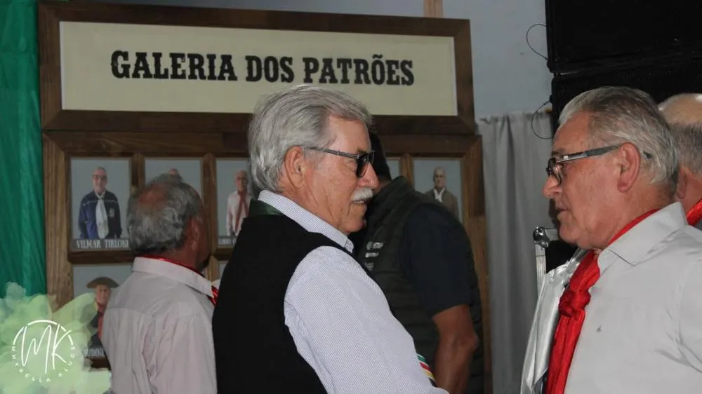 CTG Querência Gaúcha homenageia ex-patrões em fandango