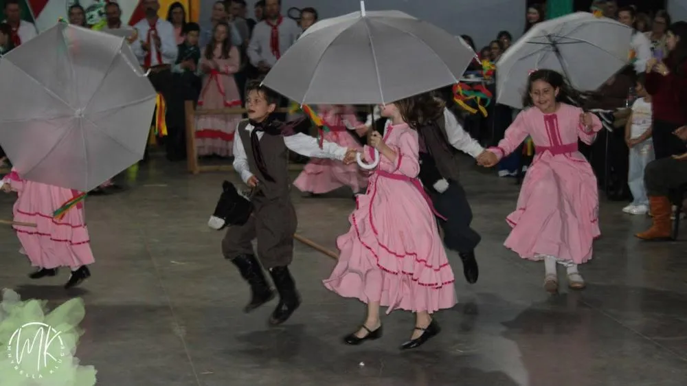 CTG Querência Gaúcha homenageia ex-patrões em fandango