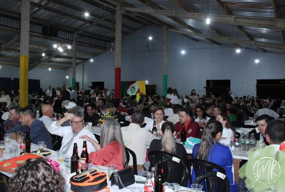CTG Querência Gaúcha homenageia ex-patrões em fandango