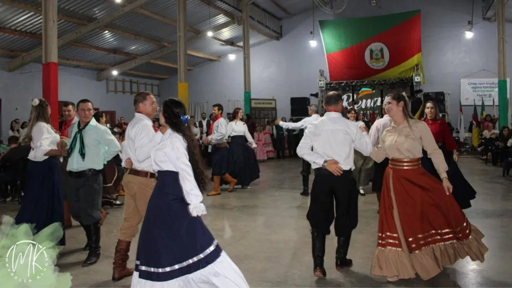 CTG Querência Gaúcha homenageia ex-patrões em fandango
