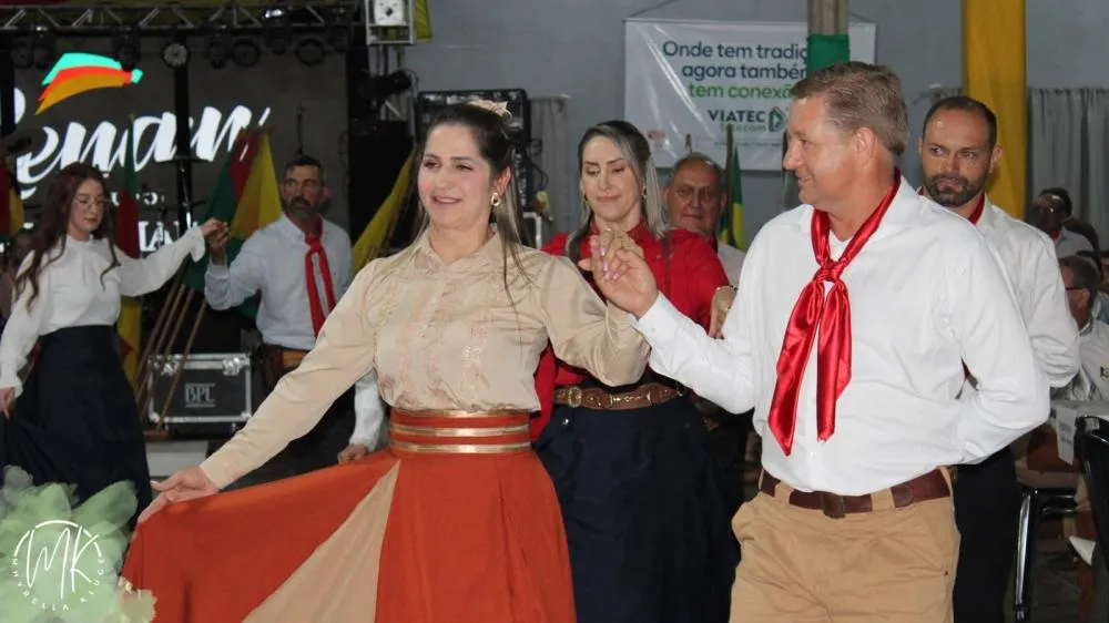 CTG Querência Gaúcha homenageia ex-patrões em fandango