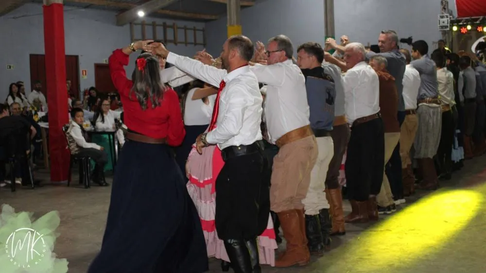CTG Querência Gaúcha homenageia ex-patrões em fandango