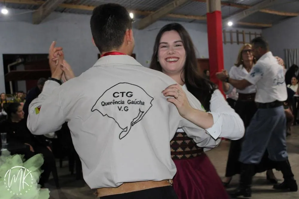 CTG Querência Gaúcha homenageia ex-patrões em fandango