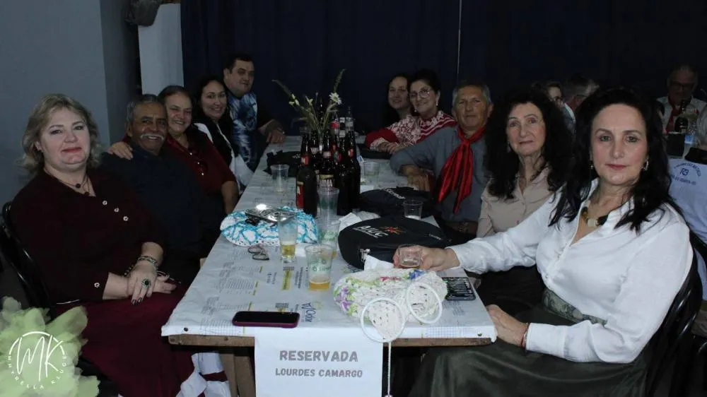 CTG Querência Gaúcha homenageia ex-patrões em fandango