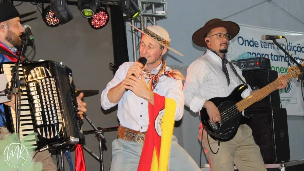 CTG Querência Gaúcha homenageia ex-patrões em fandango