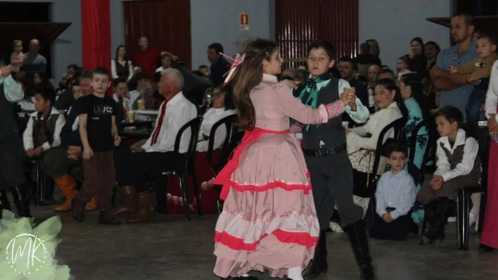 CTG Querência Gaúcha homenageia ex-patrões em fandango