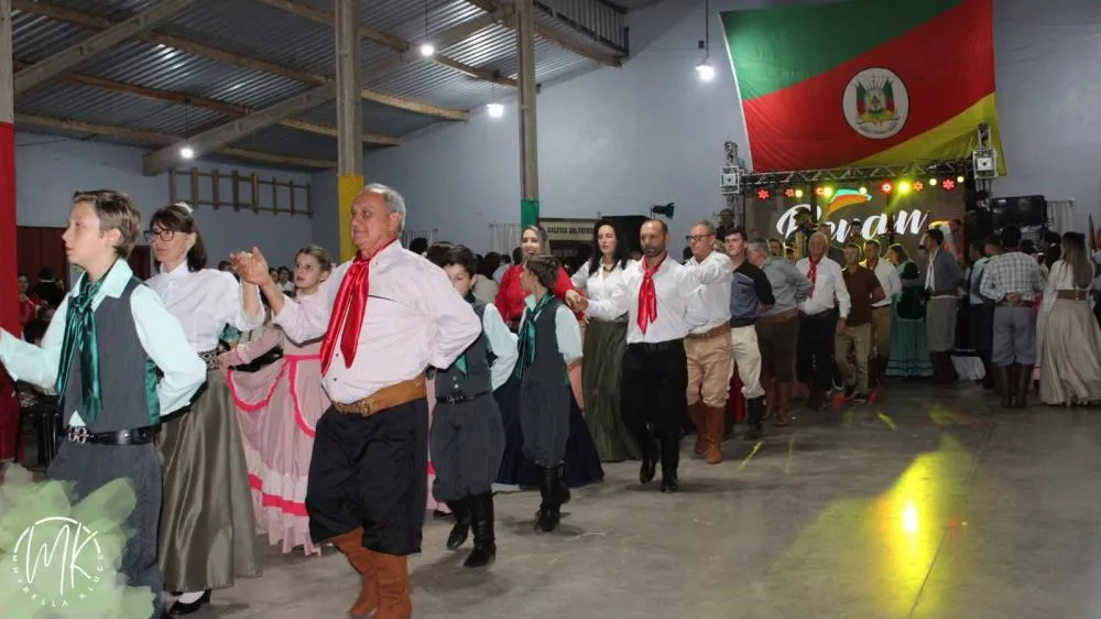 CTG Querência Gaúcha homenageia ex-patrões em fandango