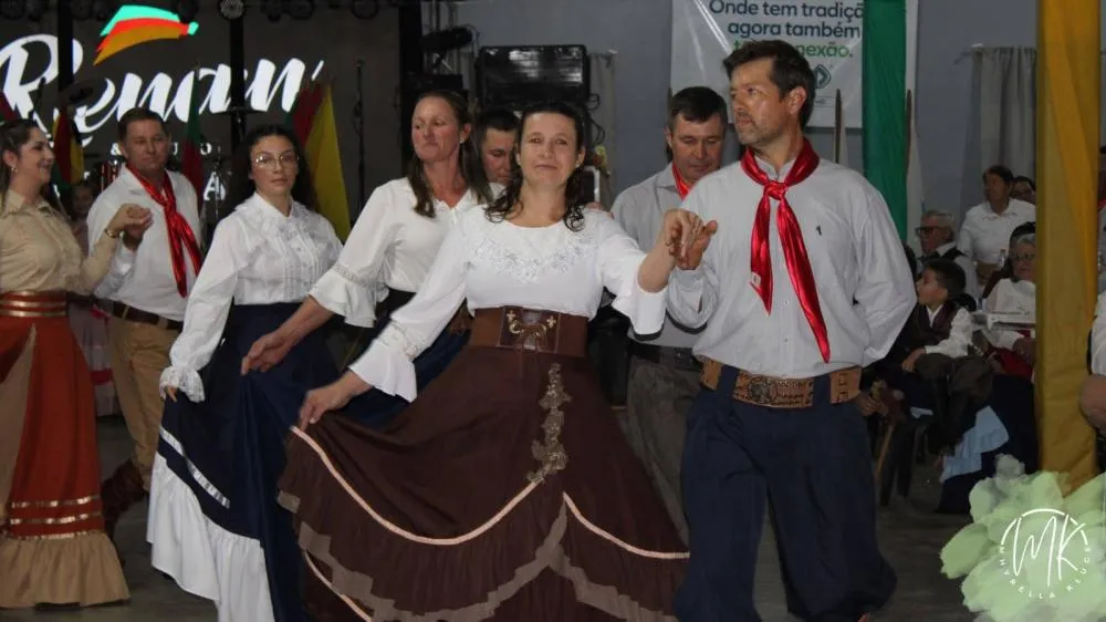 CTG Querência Gaúcha homenageia ex-patrões em fandango