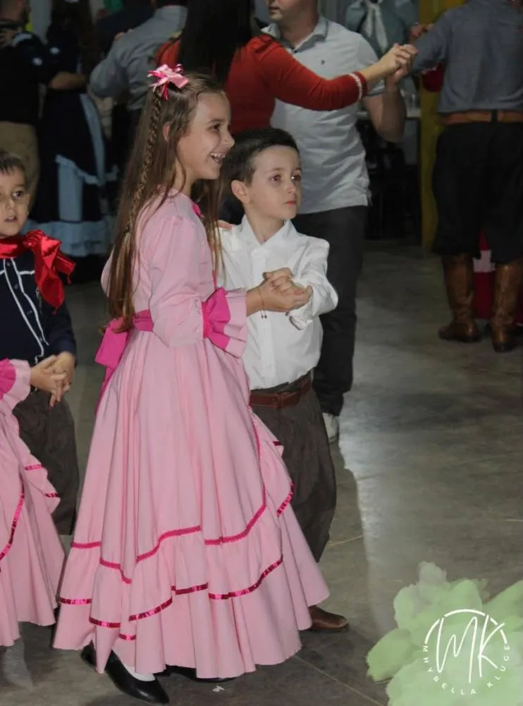 CTG Querência Gaúcha homenageia ex-patrões em fandango