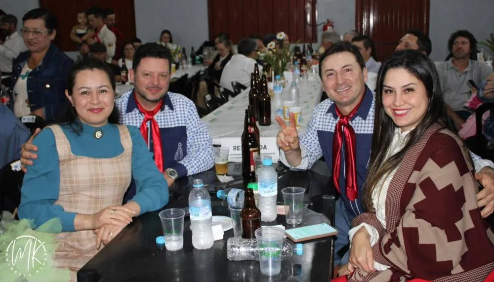 CTG Querência Gaúcha homenageia ex-patrões em fandango