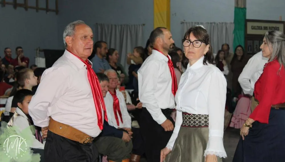 CTG Querência Gaúcha homenageia ex-patrões em fandango