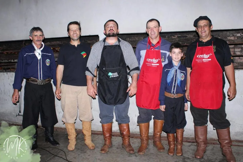 CTG Querência Gaúcha homenageia ex-patrões em fandango